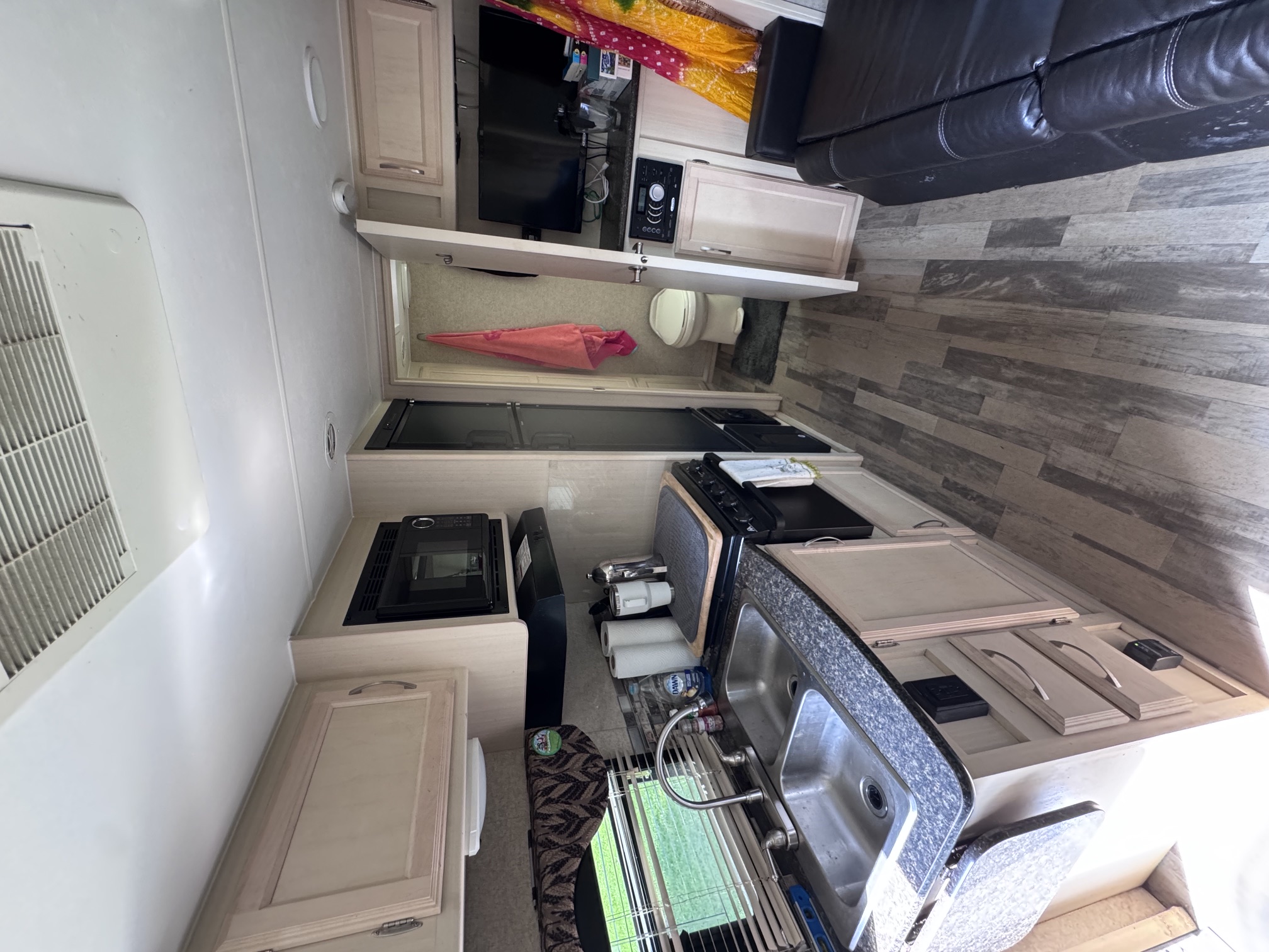 2017 Winnebago Micro Minnie 2106FBS